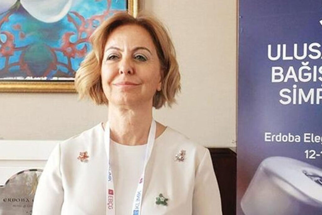 Gazi Üniversitesi Tıp Fakültesi öğretim üyesi Prof. Dr. Esin Şenol, aşı karşıtlığının ciddiye alınacak bir tarafı olmadığını belirterek “Komplo teorisyenleri ile ‘Aşı karşıtıyım’ diyerek propaganda yapanlara en büyük tavsiyem yarın öbür gün piyasaya çıkacak aşıyı olmamalarıdır.